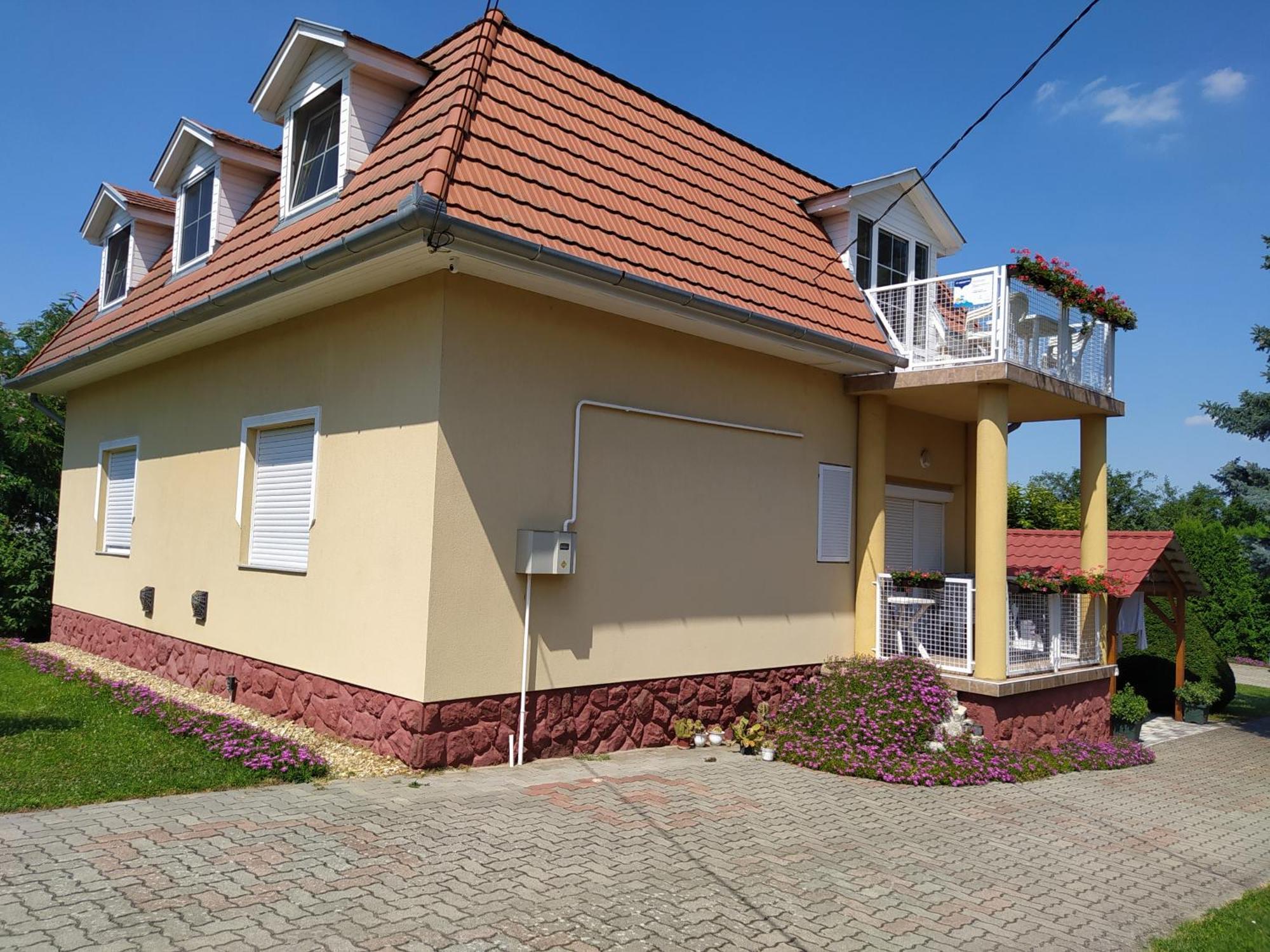 Aniko Apartmanhaz Balatonfoldvar Exterior photo