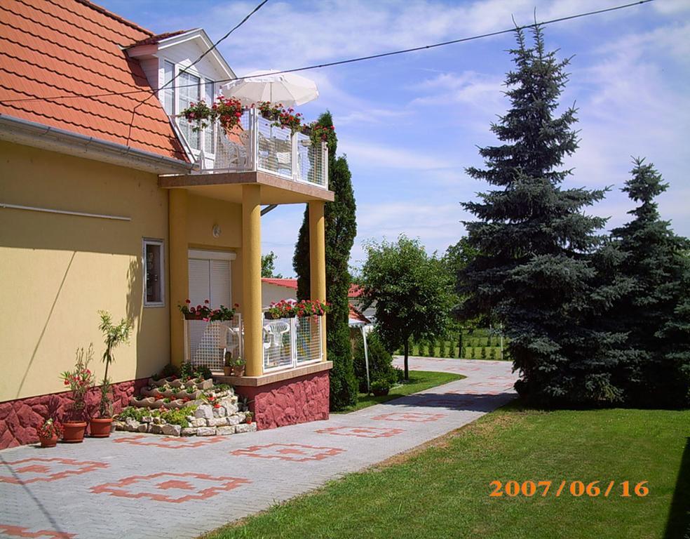 Aniko Apartmanhaz Balatonfoldvar Exterior photo